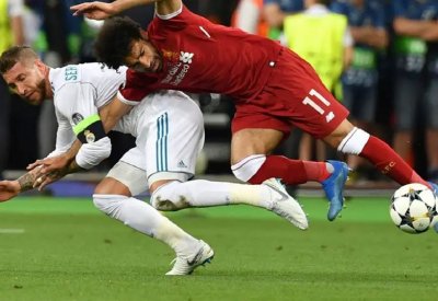 كيليني يشيد بتدخل راموس على صلاح ويعتبره "ضربة معلم"