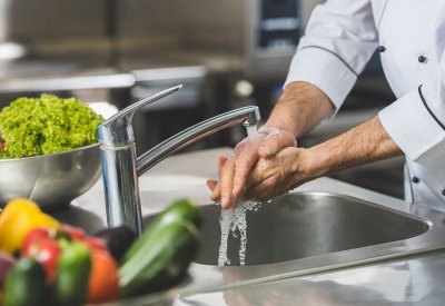 خطورة عدم غسل اليدين قبل الطهي