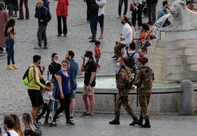 إيطاليا تتحرر من الإغلاق.. وكورونا يفتك بـ21 بألمانيا