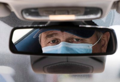 أوبر تُلزم سائقيها بالتقاط "سيلفي" للتأكد من ارتدائهم الكمامات