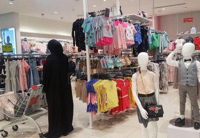 بالصور: المتسوقات بالمجمعات: عيدٌ بأيّة حالٍ عُدتَ يا عيدُ.. وكساد بالأسواق المتنقلة