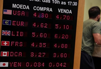 الدولار يرتفع مع تراجع الإقبال على المخاطرة