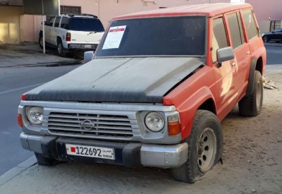 بلدية "الجنوبية" تخطر أصحاب 150 سيارة مهجورة وخربة