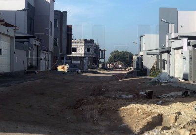 بالصور: سكان مجمع 1028 في كرزكان: شوارعنا مطبات وحفر