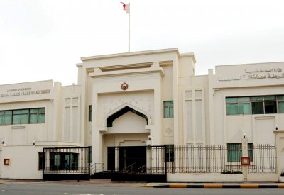 القبض على ثلاثة أشخاص سرقوا أجهزة إلكترونية من منزل وسيارة لنقل مسروقاتهم