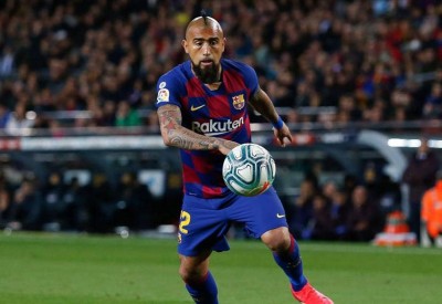 اللعب في الأرجنتين.. حلم يراود نجم برشلونة التشيلي