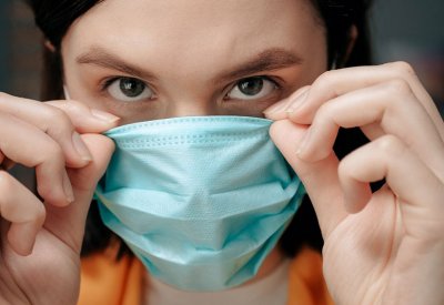 منظمة الصحة العالمية تحذر من سلوكيات ضارّة عند ارتداء الكمامة