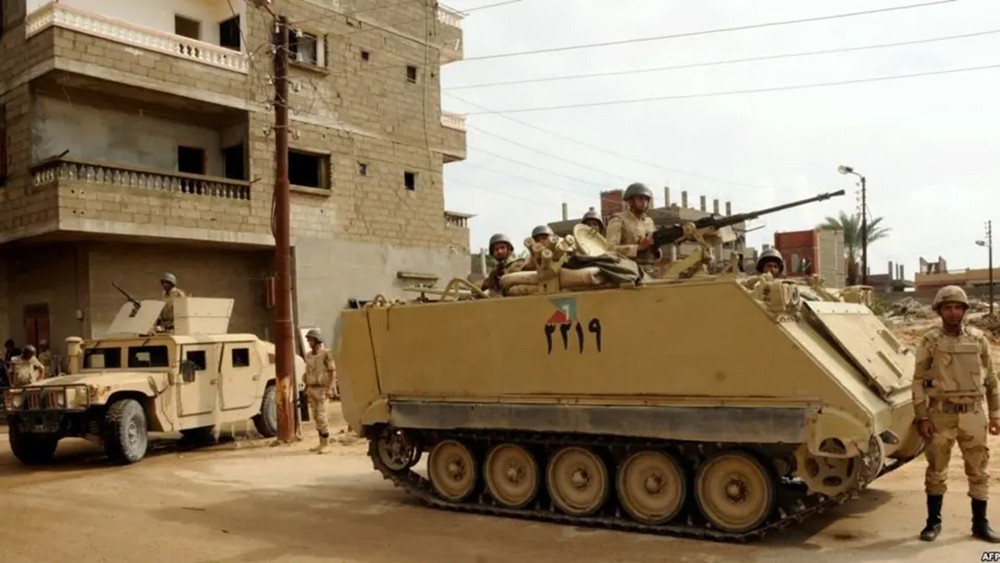 مقتل وإصابة 10 عسكريين في انفجار عبوة ناسفة بسيناء