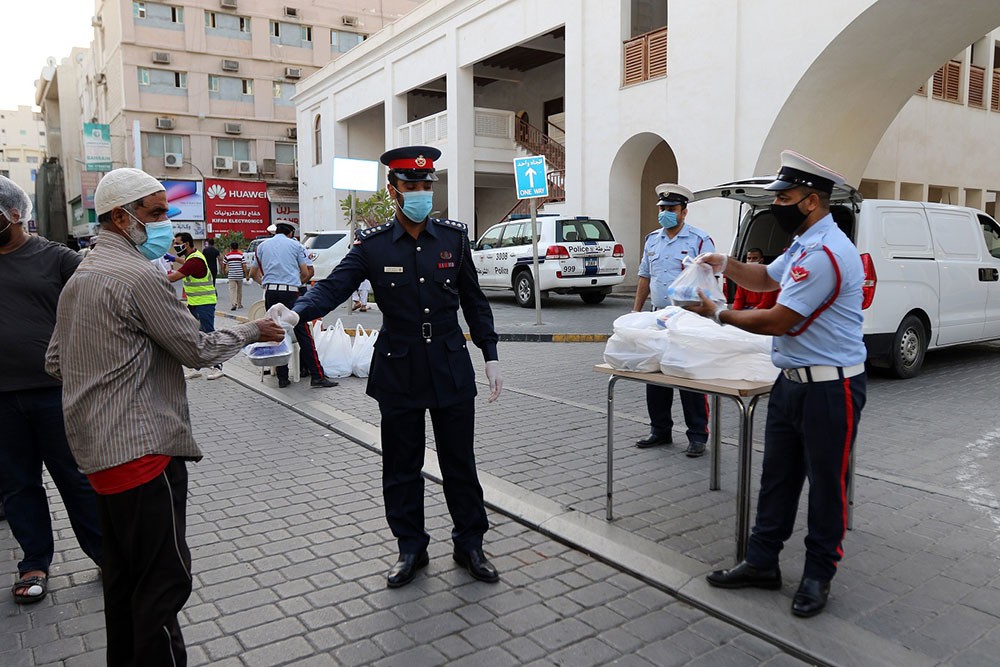 بالصور: المحافظات ومديريات الشرطة تقوم بتوزيع 16 ألف وجبة إفطار في عدد من مناطق المملكة