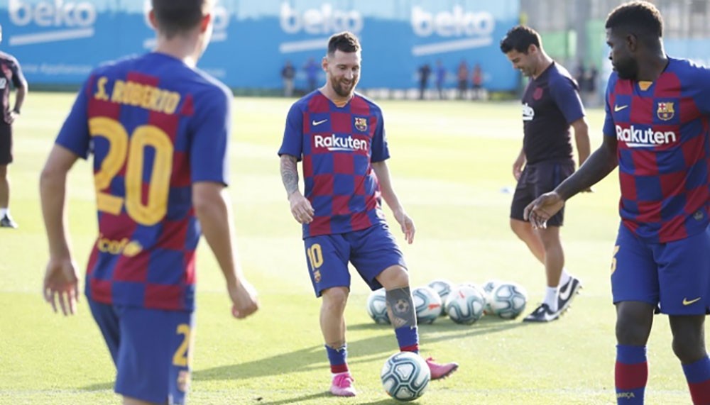 برشلونة يخضع لاعيبه لفحوصات طبية تمهيدا لعودة التدريبات