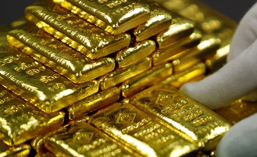 أسعار الذهب تهبط والدولار يرتفع