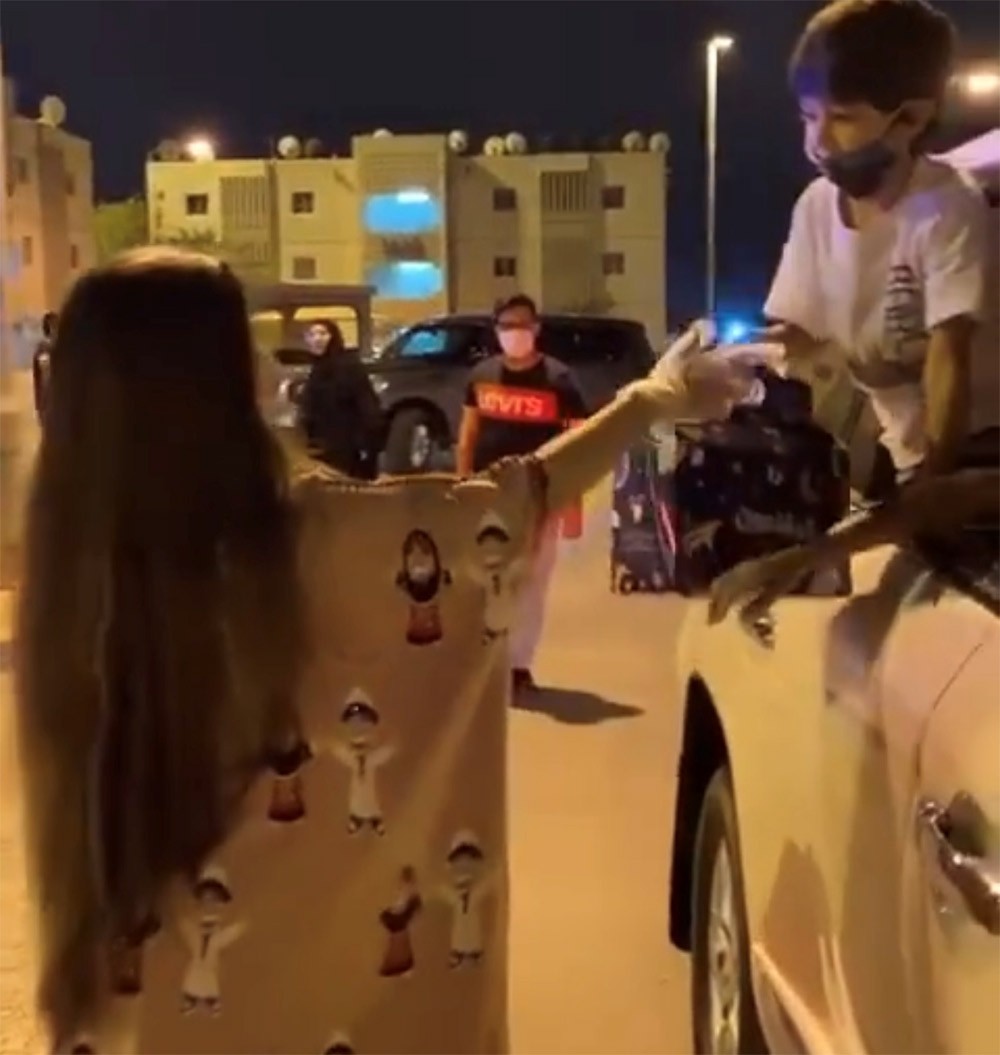 حلا الترك توزع القرقاعون في الشارع