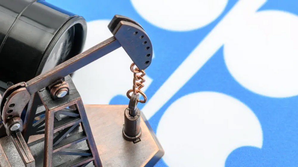 السعودية تحث دول أوبك+ على خفض المزيد من إنتاج النفط