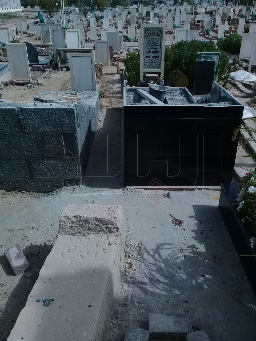 بالصور: عضو بـ "الجعفرية" يخالف قرار إدارتها ويبني قبورا لأموات عائلته