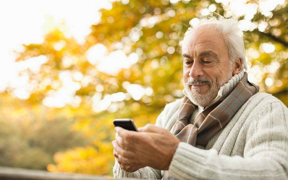 أقبال كبار السن على الأنترنت للتواصل مع ابنائهم!
