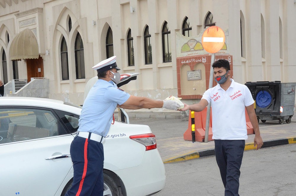 محافظ العاصمة: عملية توزيع وجبات العمالة الوافدة تتم وفق أعلى درجات تطبيق الاجراءات الاحترازية