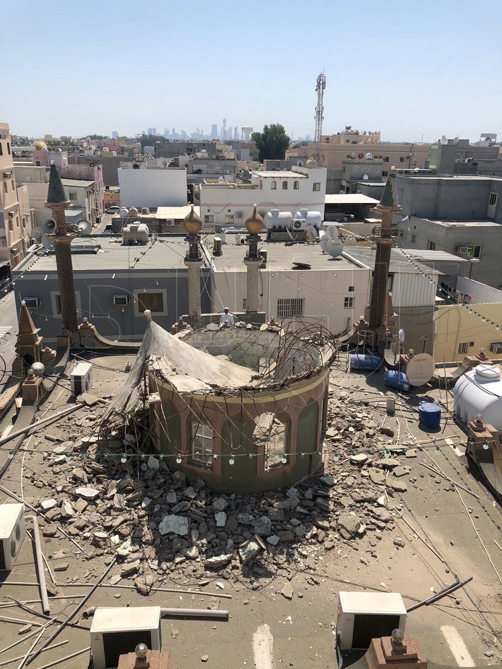 بالصور: سقوط قبة مأتم الشويخ وتضرر المبنى الرئيسي