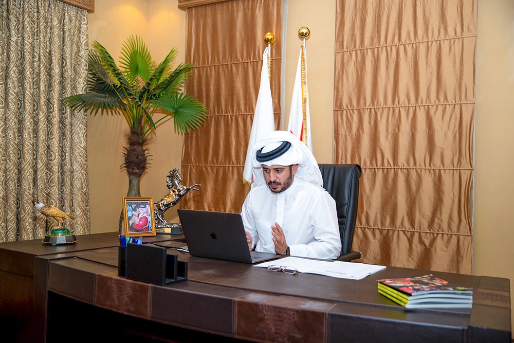 خالد بن حمد يوجه إلى وضع خطة لتطوير الرياضة المدرسية ويبحث مع الجهات المختصة أهمية الاستثمار في الطب الرياضي