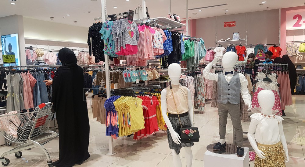بالصور: المتسوقات بالمجمعات: عيدٌ بأيّة حالٍ عُدتَ يا عيدُ.. وكساد بالأسواق المتنقلة