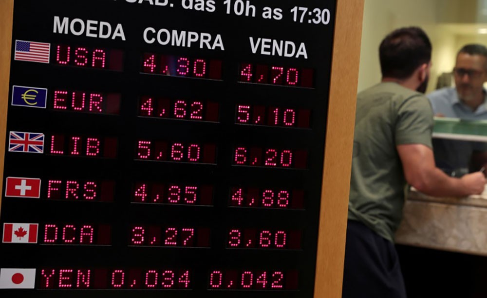الدولار يرتفع مع تراجع الإقبال على المخاطرة