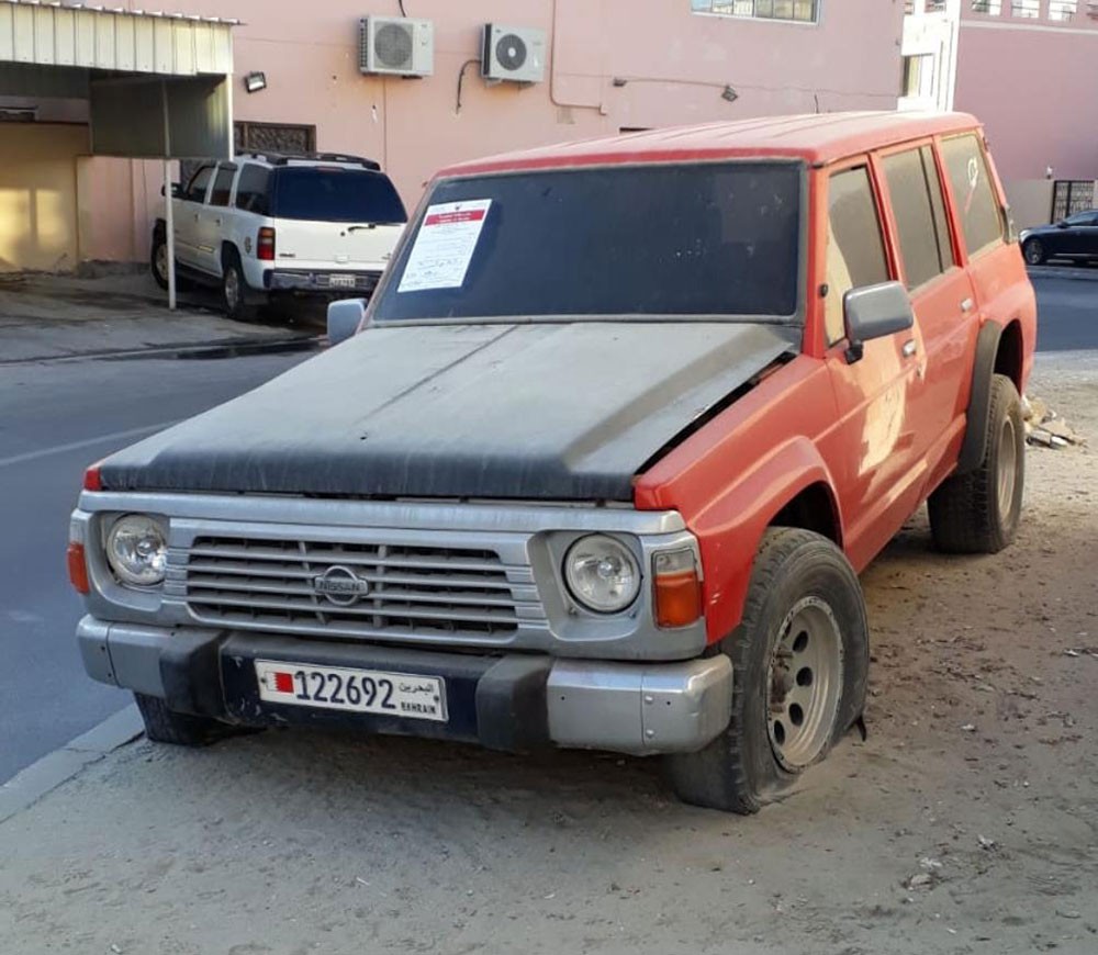 بلدية "الجنوبية" تخطر أصحاب 150 سيارة مهجورة وخربة