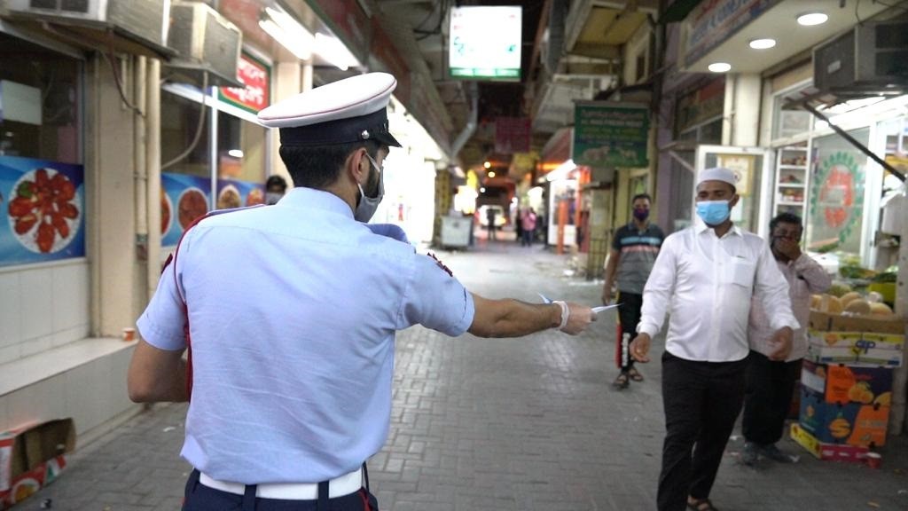 شرطة المحرق : اتخاذ الإجراءات القانونية تجاه 282 شخصا لعدم التزامهم بــ "كمامة الوجه"