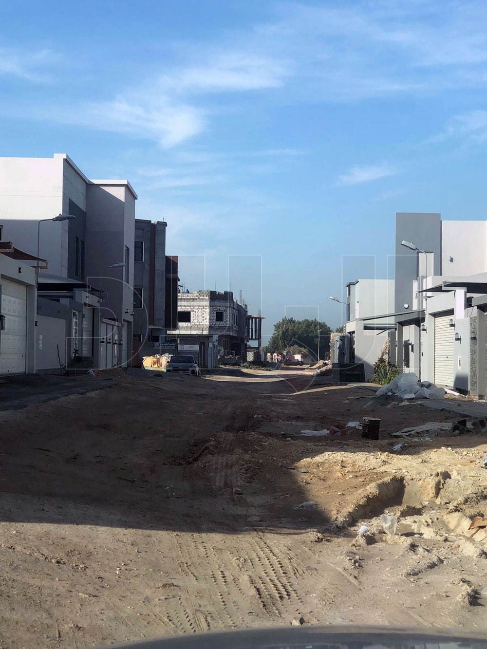 بالصور: سكان مجمع 1028 في كرزكان: شوارعنا مطبات وحفر