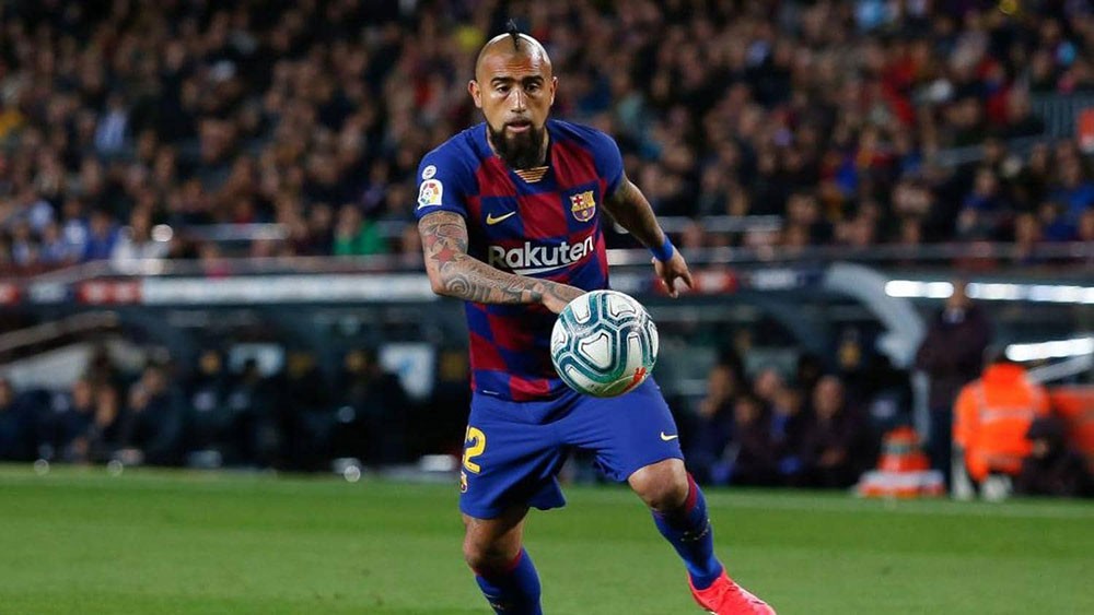 اللعب في الأرجنتين.. حلم يراود نجم برشلونة التشيلي
