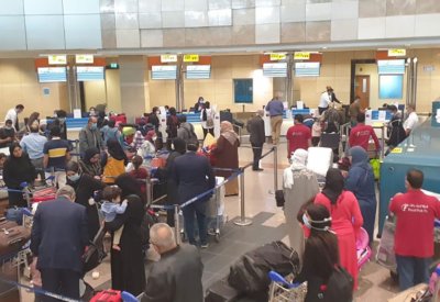 سفير البحرين في القاهرة: 150 مواطنا وطالبا بحرينيا يعودون اليوم إلى أرض الوطن من مصر
