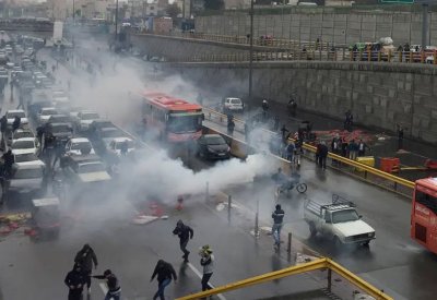 مئات القتلى في تظاهرات نوفمبر.. وظريف يتحدث عن القمع!