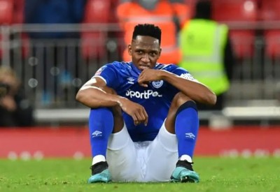 إيفرتون يفقد مدافعه الكولومبي بسبب الإصابة