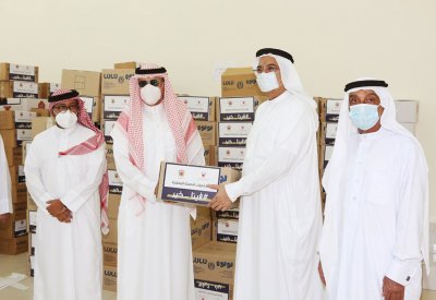 محافظ العاصمة يتابع تسليم مساعدات مشروع "غذاؤك في بيتك" على الجمعيات الخيرية وممثلي الأهالي