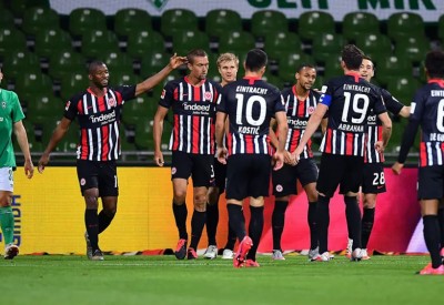 فرانكفورت يزيد معاناة بريمن في الدوري الألماني