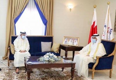 سمو محافظ الجنوبية يكرم مواطنا ورئيس مركز الدفاع المدني بالرفاع لدورهما في مساعدة أسرة تعرض منزلها لحريق