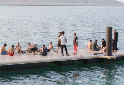 بالصور: ساحل مدينة سلمان.. بحر هواة السباحة والتجديف