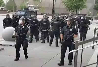حادثة دفع المسن بأميركا تتفاعل.. استقالة جماعية لفرقة الطوارئ