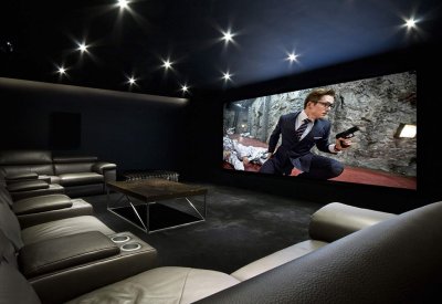  كيف تحوّل غرفة معيشتك إلى سينما بمواد سهلة؟                