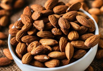 اللوز يوميا .. لتقوية الشعر و تقليل التجاعيد
