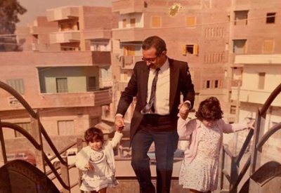 نور الشريف مع بناته فى كواليس فيلم "آخر الرجال المحترمين"