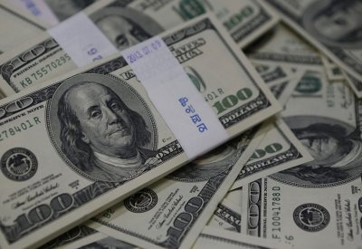 الدولار يتراجع في ظل حالة توتر قبل قرار المركزي الأميركي