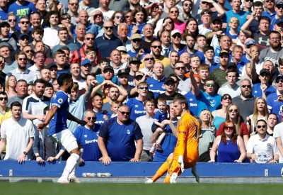 إيفرتون يفقد والكوت بسبب عملية جراحية