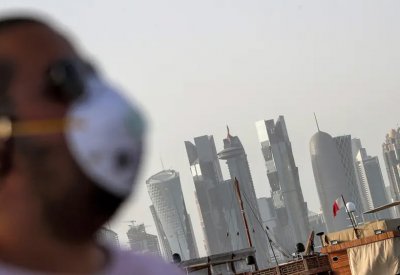 بلومبيرغ: قطر تخفض رواتب الوافدين 30٪؜ وعمليات تسريح واسعة