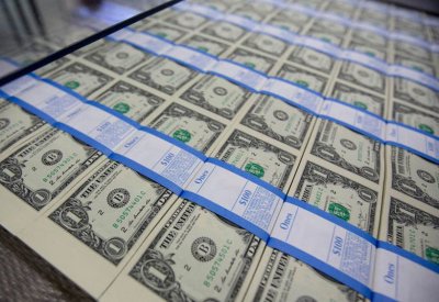 الدولار يرتفع مع قلق المستثمرين من توقعات المركزي الأميركي للاقتصاد