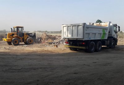 بالصور: بلدية الشمالية تزيل مخلفات الأثاث و"التايرات" بسلماباد