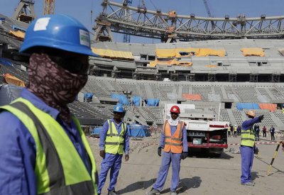 صحيفة بريطانية: قطر لا تدفع أجور عمال ملاعب كأس العالم