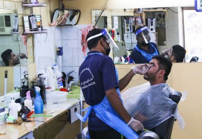 بالصور: الصالونات الرجالية للزبائن: لا حلاقة قبل تسجيل بياناتكم