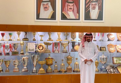 بالصور: النجمة يسجل عضوية نجومه السابقين.. ويعلق صورة الأنصاري مع "هرم الرياضة"