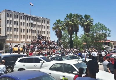 "قيصر" بعد ساعات.. والأسد يفرق المظاهرات بـ"البعثيين"