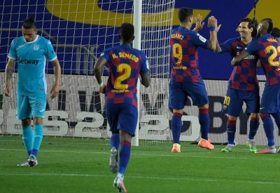 برشلونة يحافظ على صدارته بثنائية ميسي وفاتي