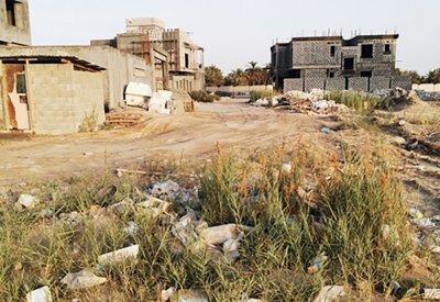 بالفيديو: سيارات سكان مخطط الساحل تتحول إلى "مرجحانه".. ومتر يفصل بين الشارع و"الطبيله"